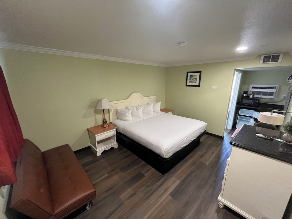 ROOM, FUTON BED, KING BED