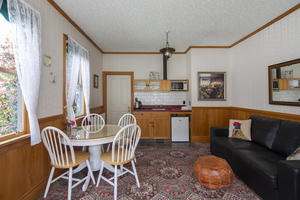 Settlers Cottage Motel 34/64