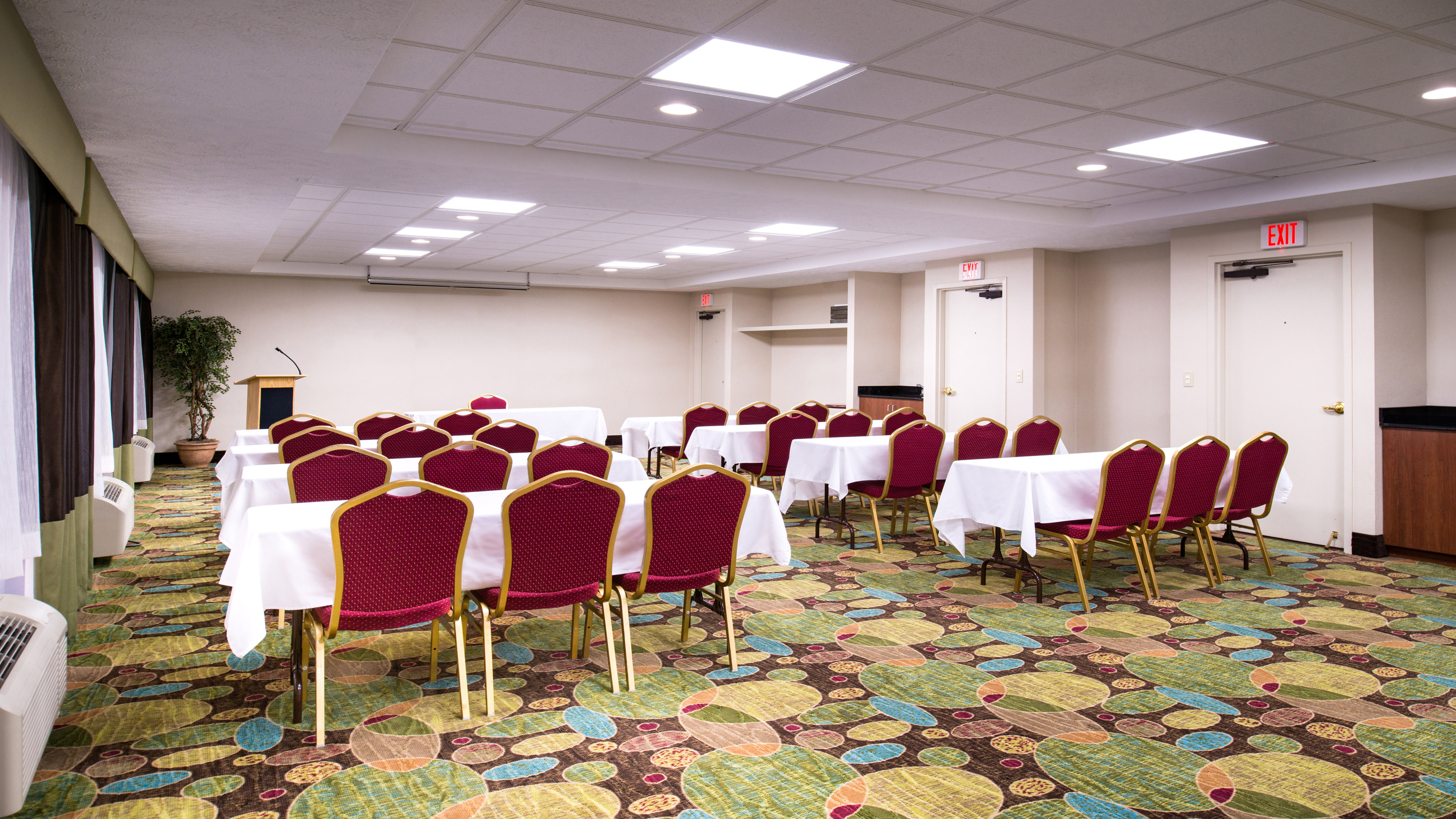 Holiday Inn Hotel Suites Warren 45/53