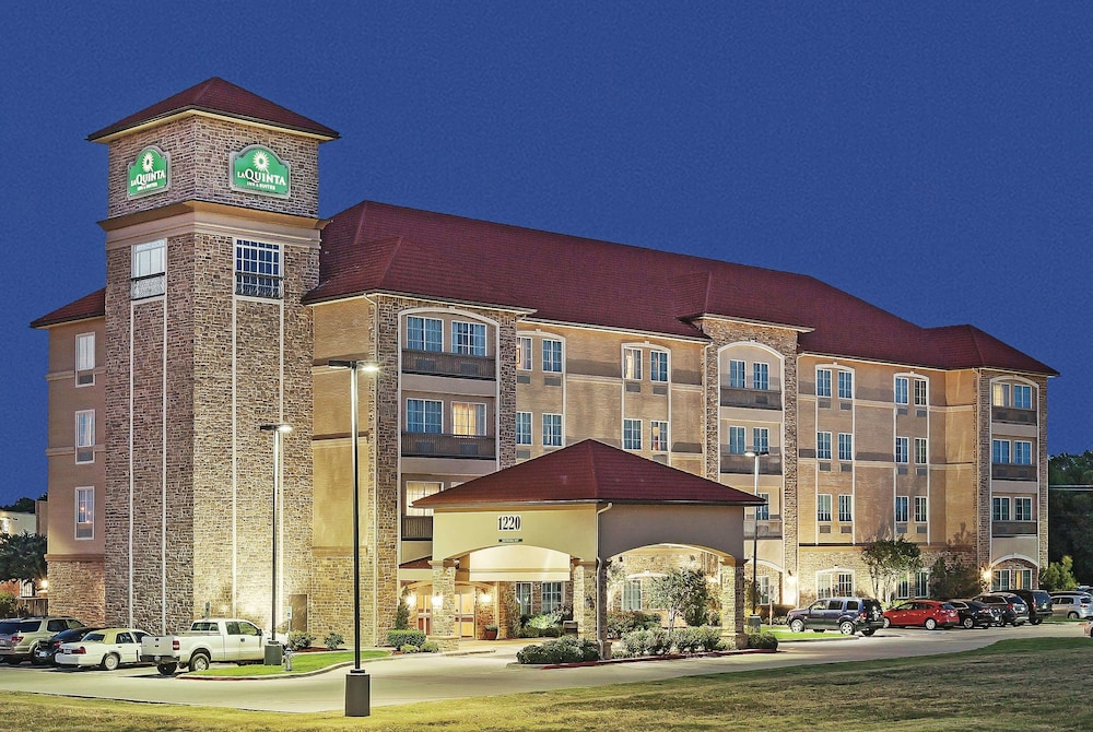 La Quinta Inn & Suites by Wyndham Allen at The Village 3/32