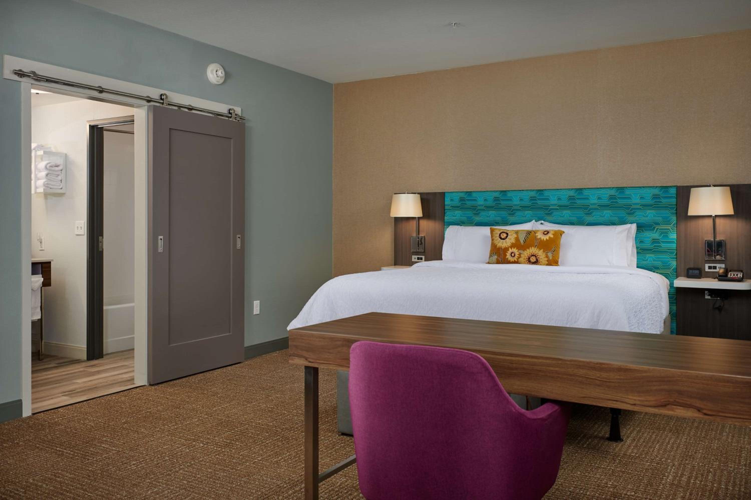 1 Bedroom, Suite, King Bed, Sofa