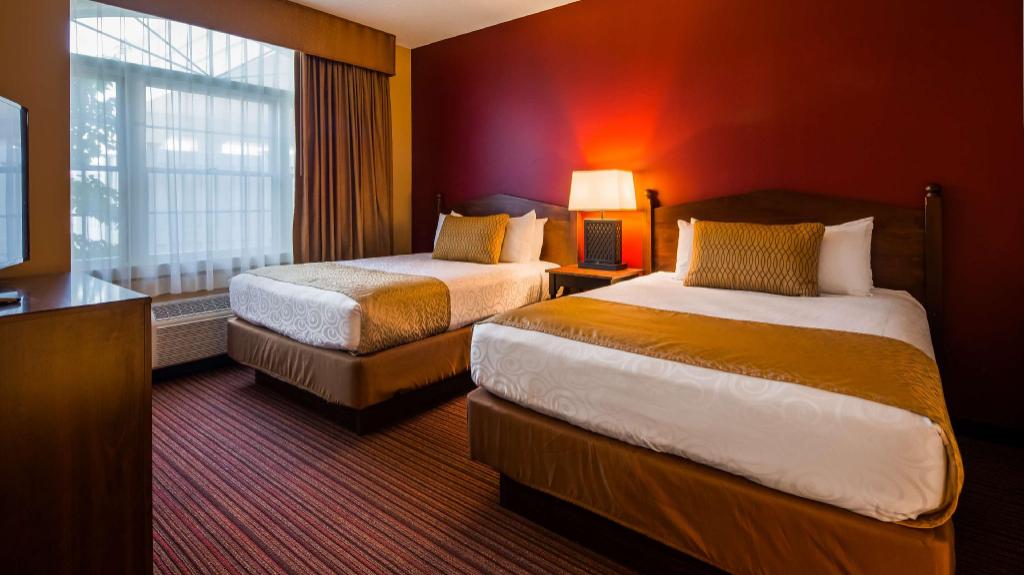 Suite, 2 Queen Beds, Sofa, Jetted Tub, Kitchenette