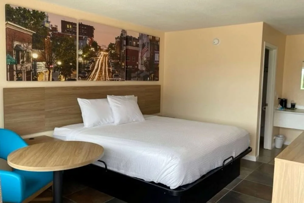 Days Inn by Wyndham Branson Near Theatre District 17/27