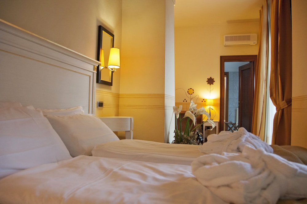 Panoramic, Double Bed, Hill View