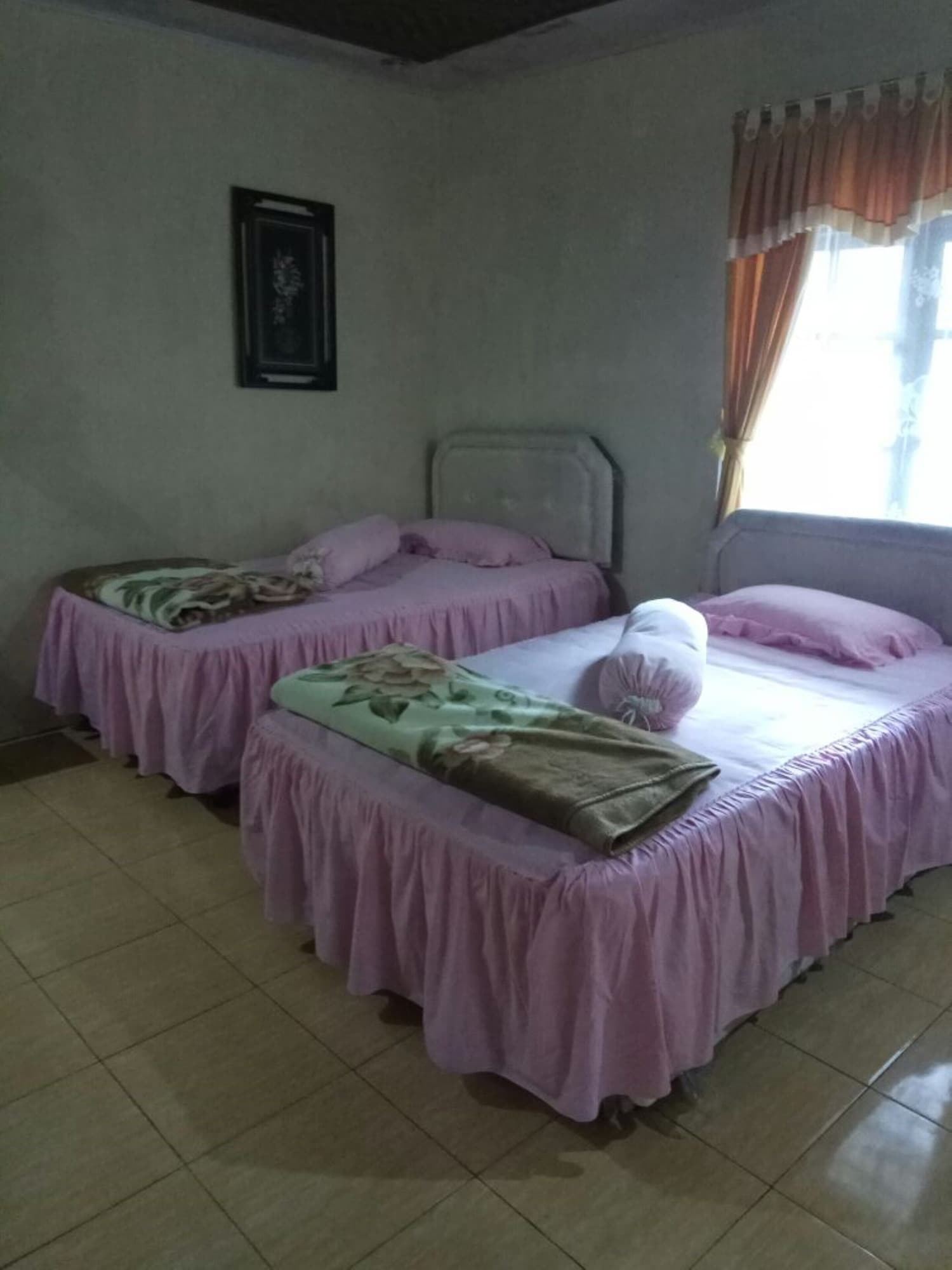Deluxe, Twin Beds 3/10