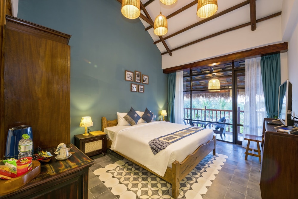 DELUXE, DOUBLE OR TWIN BED