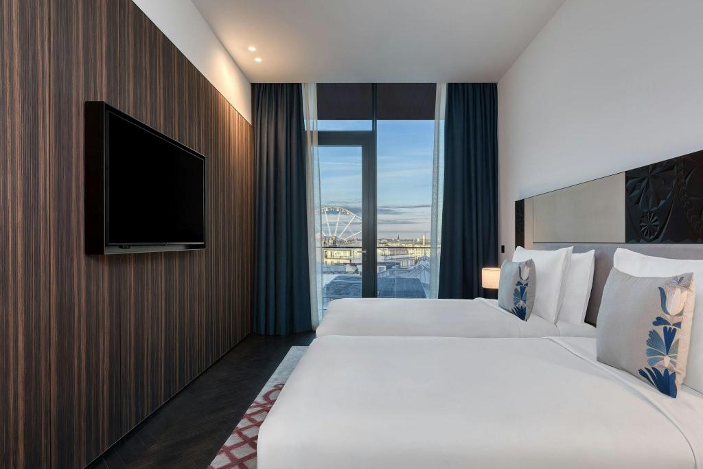 1 Bedroom, Contemporary, Suite, Twin Beds, Street View, Balcony