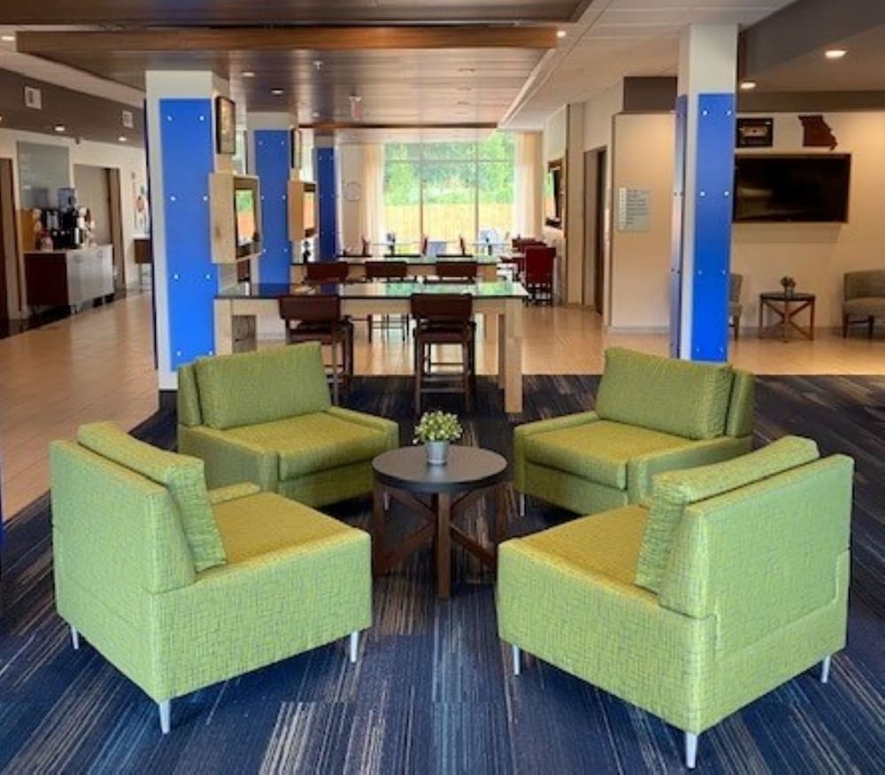 Holiday Inn Express and Suites Warrensburg North 45/58