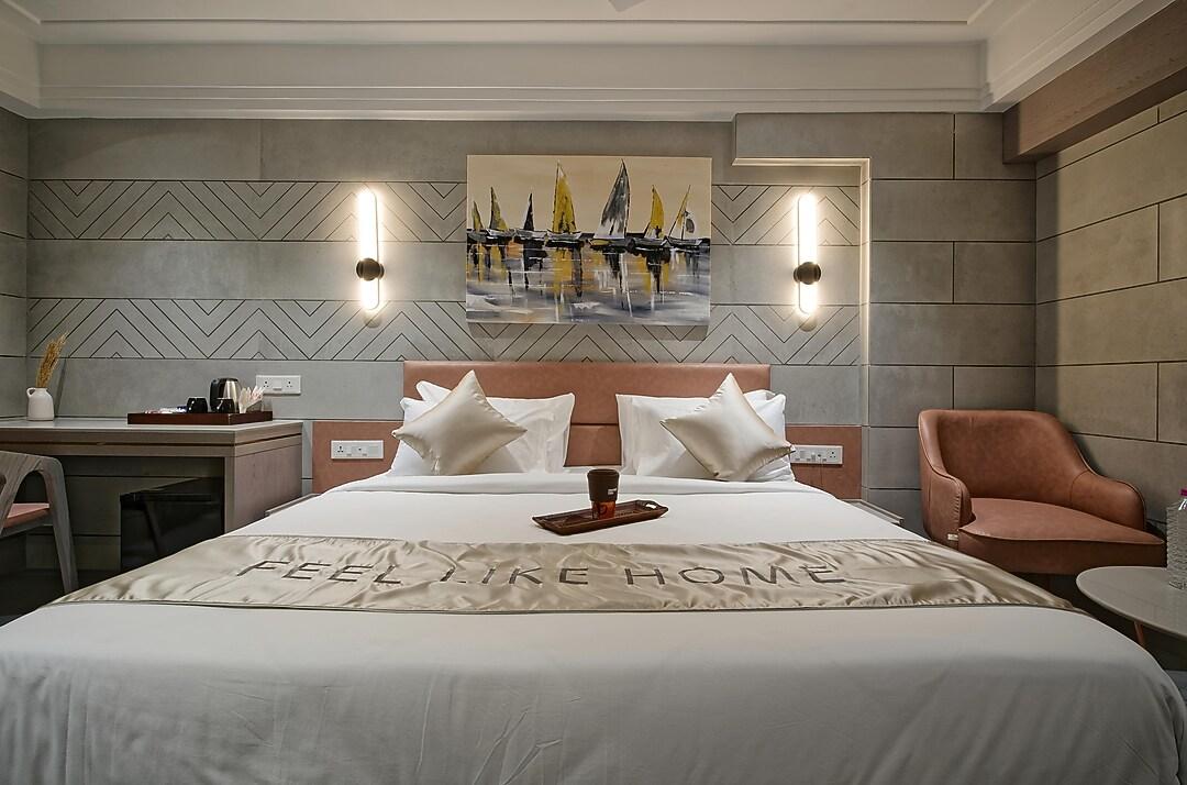 Silver, Contemporary, Comfort