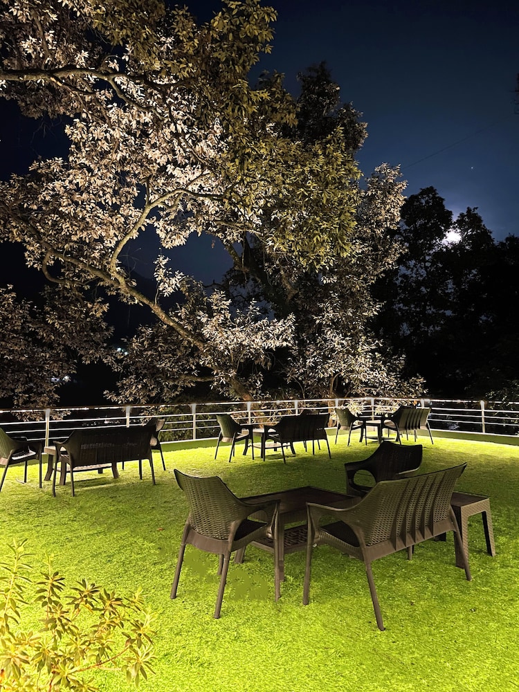 The Rosefinch Sarovar Portico 30/40