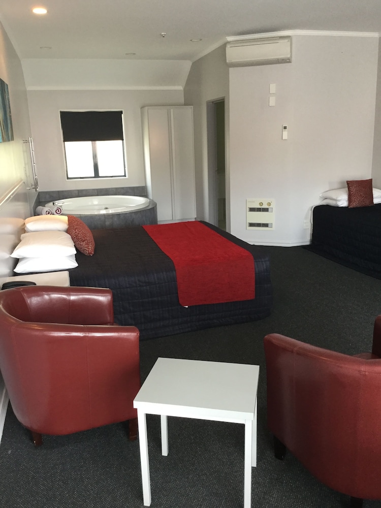 Aubyn Court Spa Motel 38/41