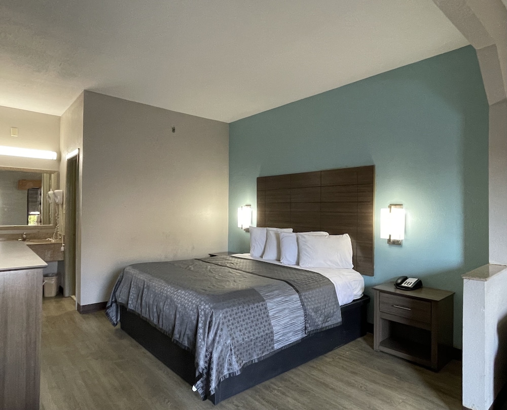 SUITE, KING BED, SMOKING