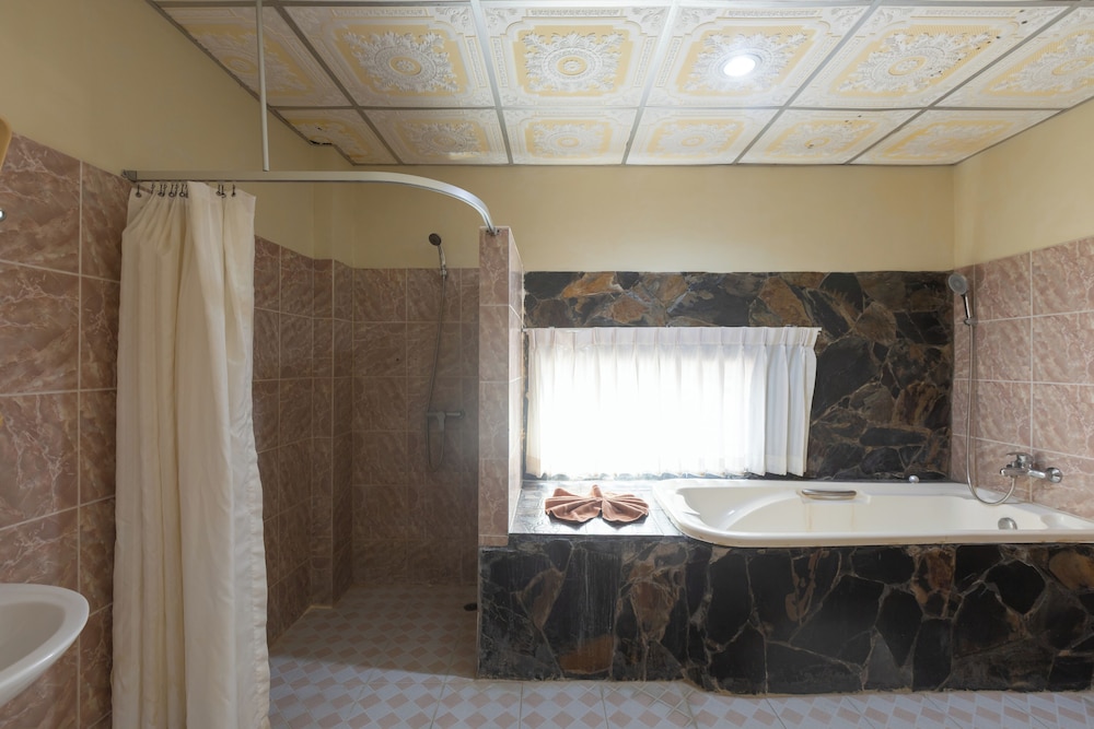 Kata Palace Hotel 49/50
