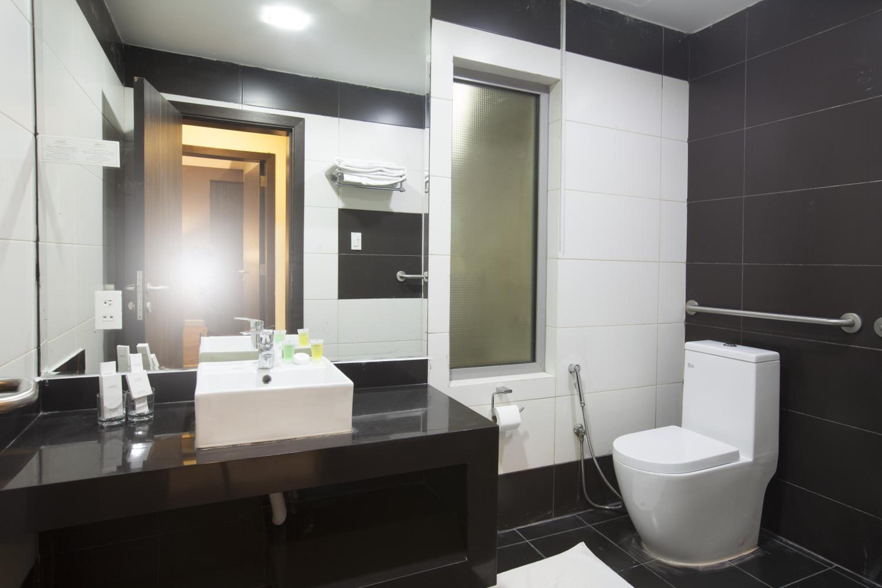 Watheer Hotel Suite 42/44