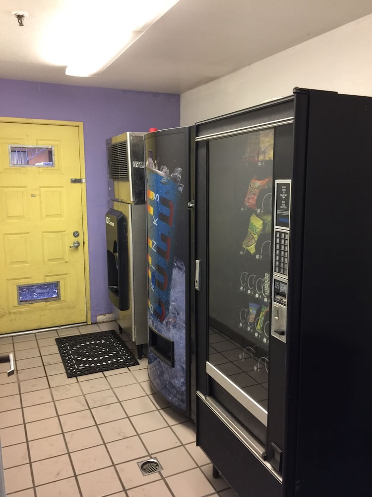 Budget Inn and Suites Stockton 42/55