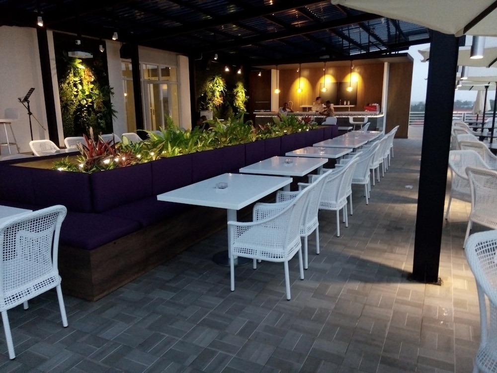 Front One Hotel Pamekasan 42/50