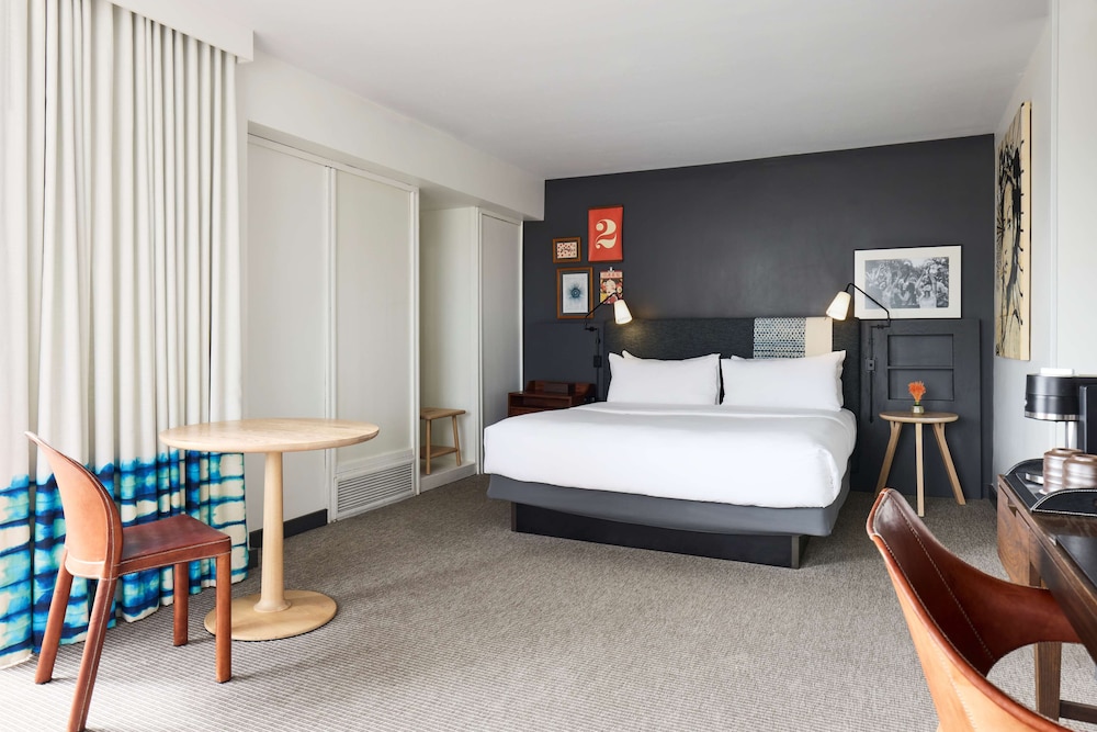 ROOM, KING BED, CORNER