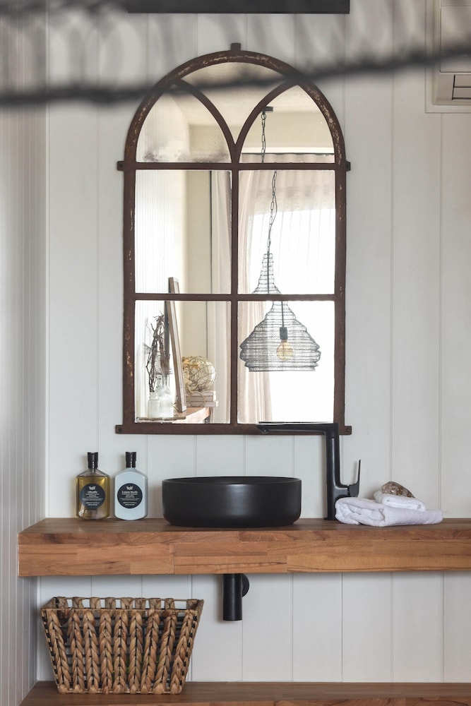 BAY BREEZE BOUTIQUE ACCOMMODATION 11/81