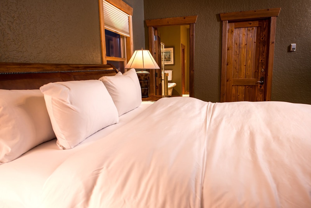 RIVER, QUEEN BED