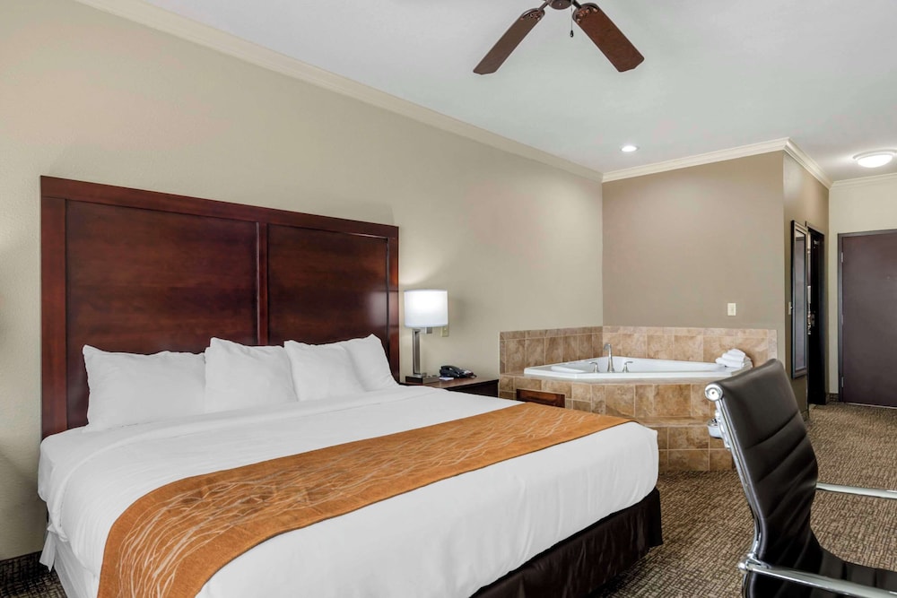 SUITE, KING BED, JETTED TUB