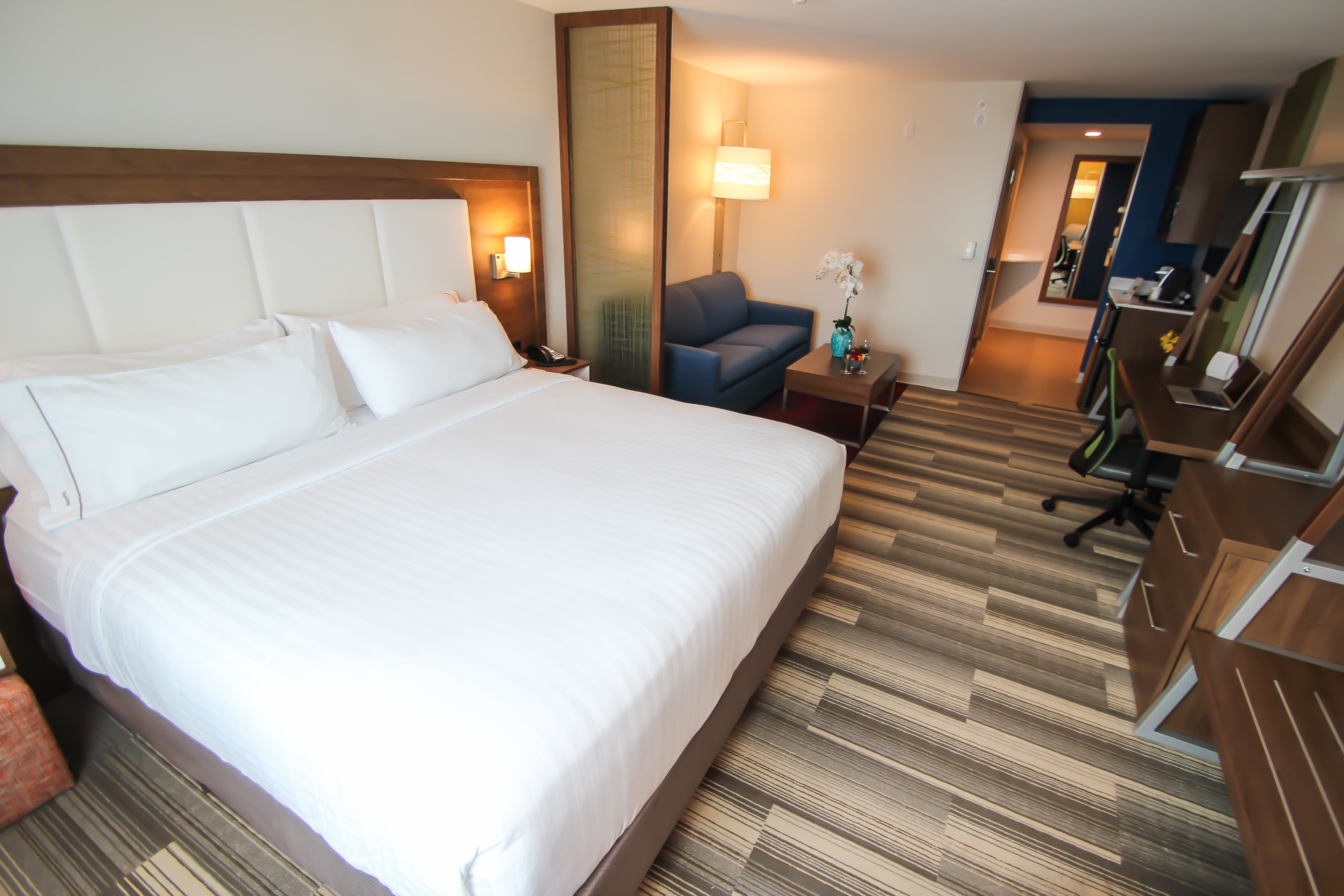 SUITE, KING BED, POOL VIEW, LIVING AREA