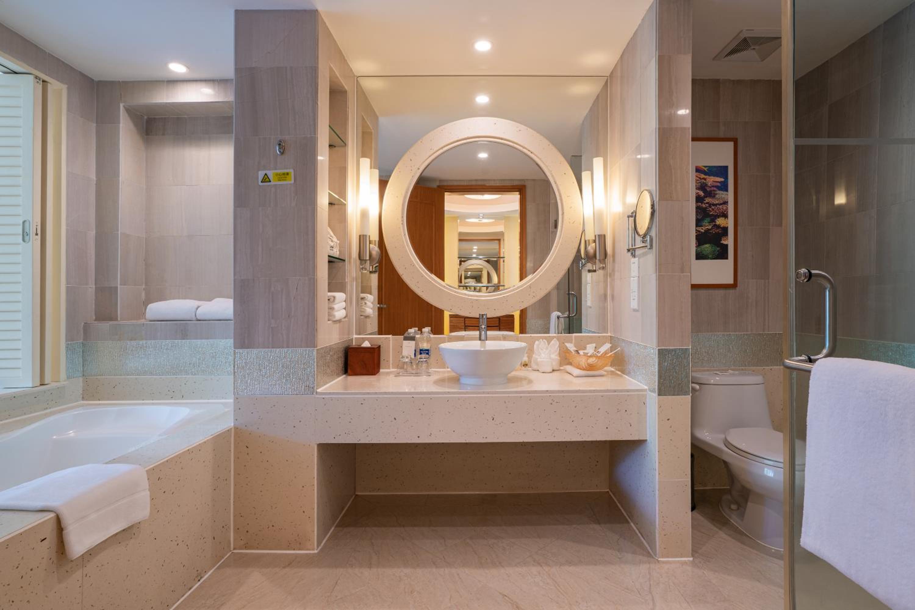 Guest Room, Deluxe, King Bed, Ocean Front، Sheraton Sanya Resort 4/4