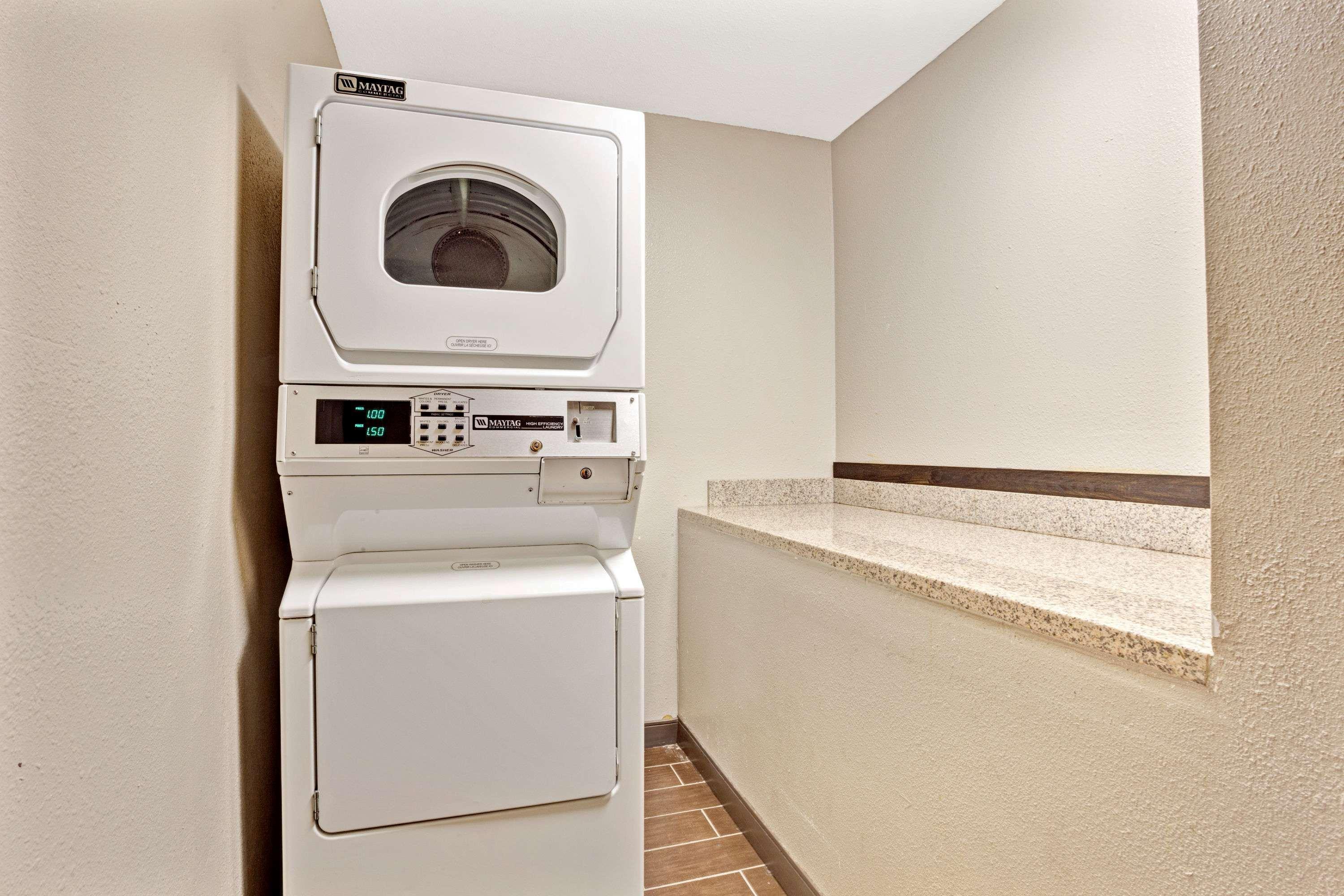 Super 8 by Wyndham Louisville Airport 12/16
