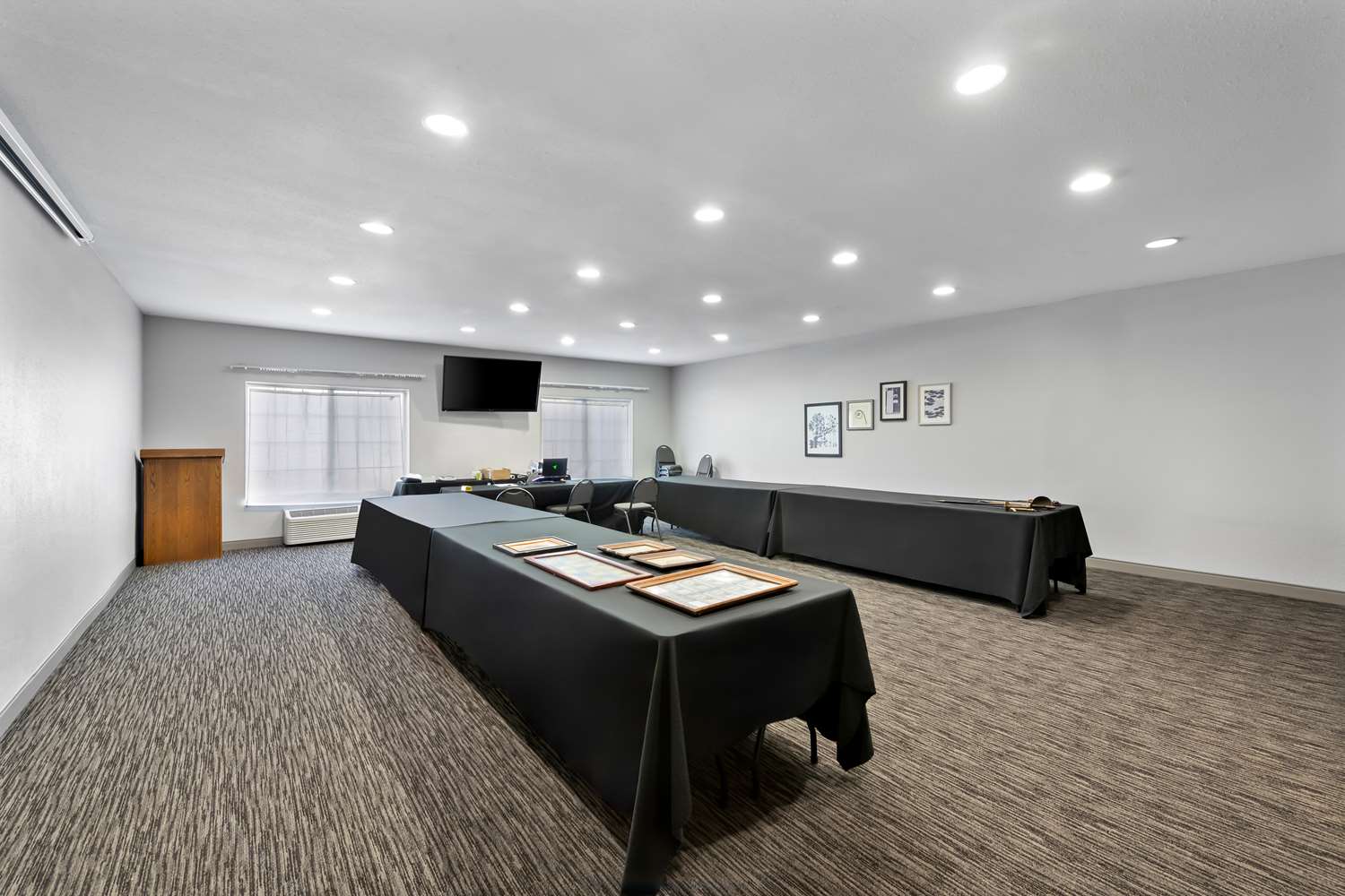 Country Inn & Suites by Radisson, Topeka West, KS 41/42