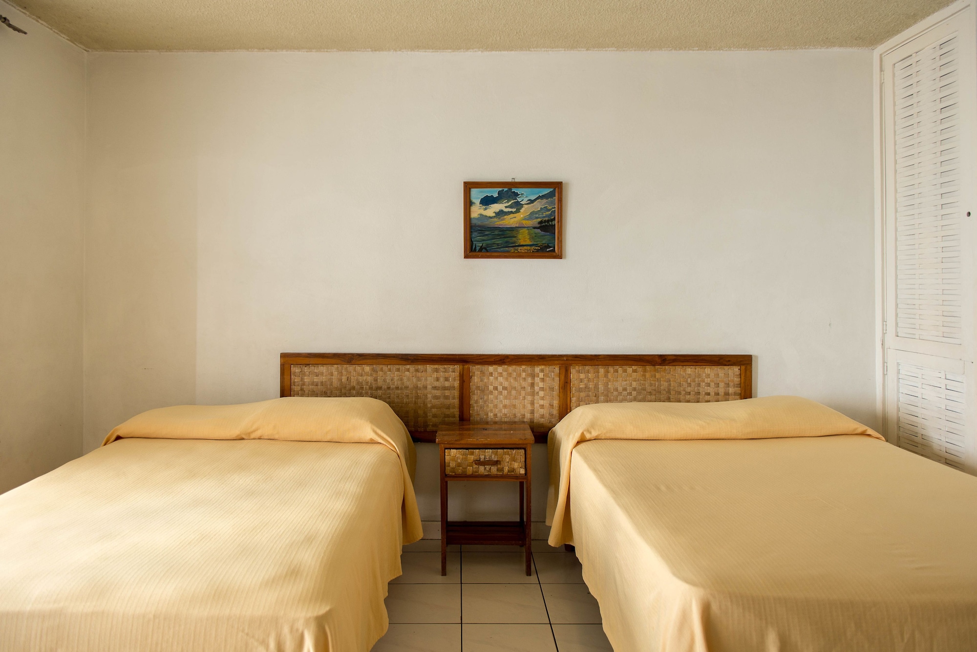 STANDARD, 2 DOUBLE BEDS