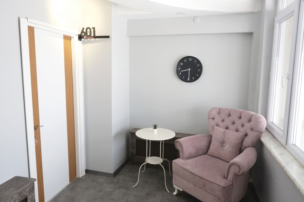 The Breeze Hotel 40/60