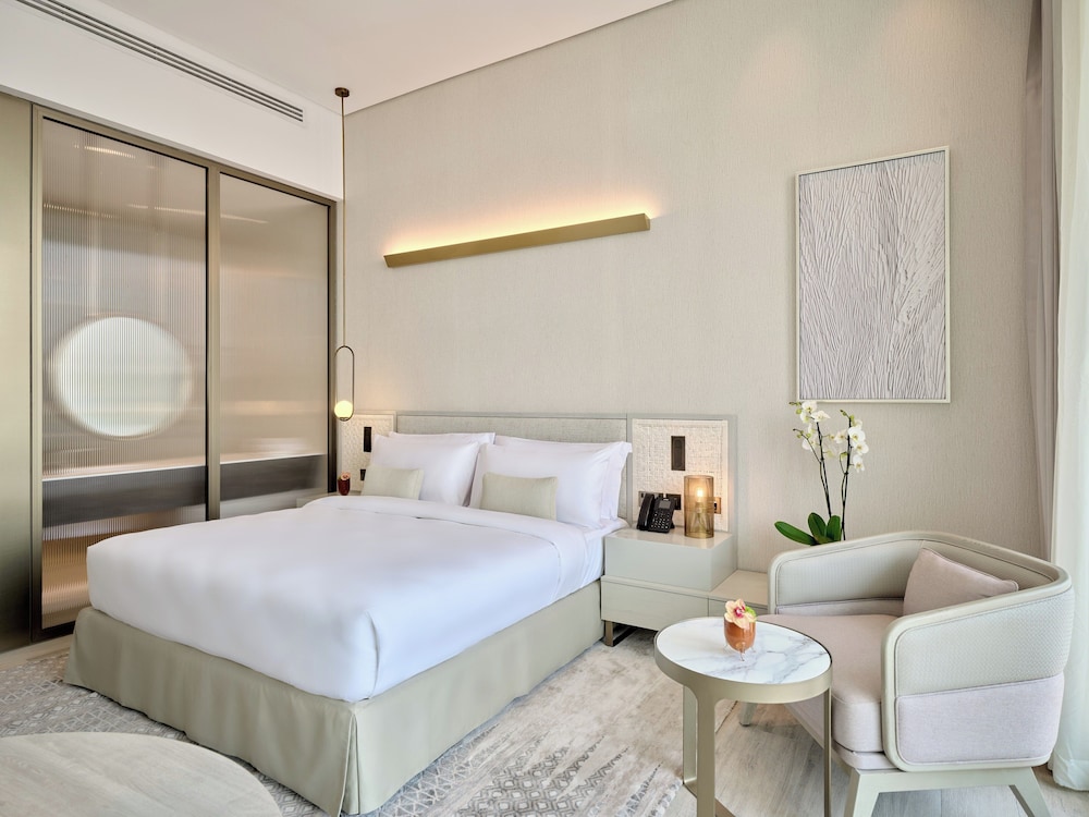 Grand, King Bed, Arabella Beach Hotel Kuwait, Vignette Collection 4/7