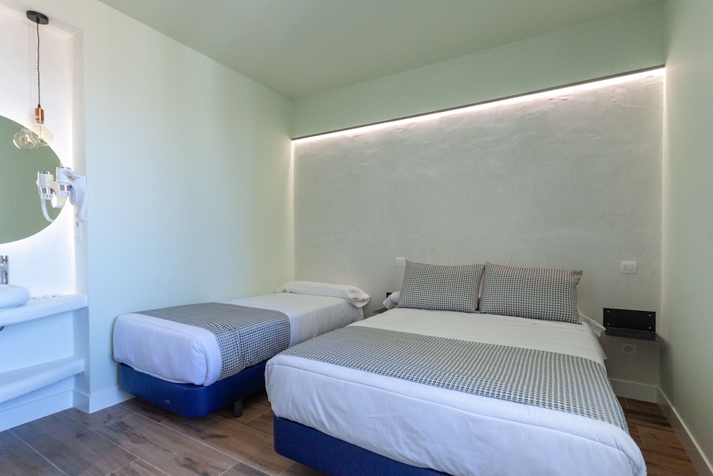 ROOM, TRIPLE