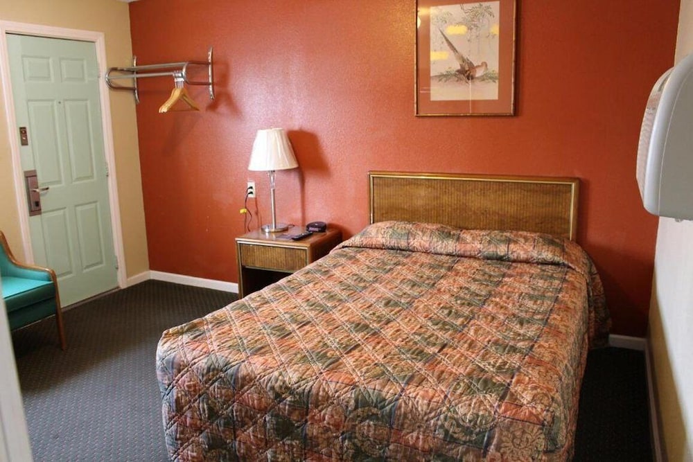 Howard Johnson by Wyndham Ridgecrest, CA 13/63