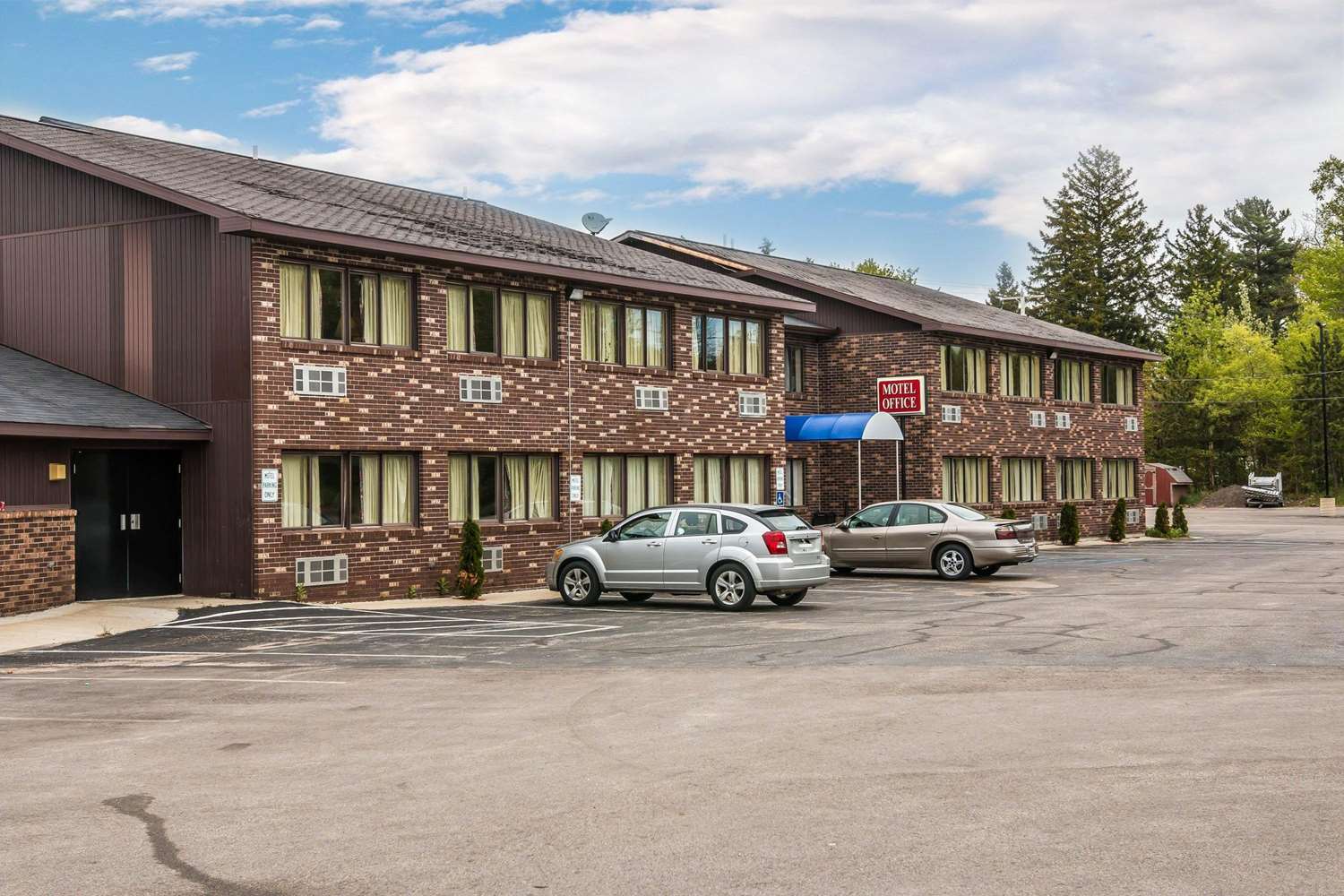 Rodeway Inn Muskegon Airport MI 29/33
