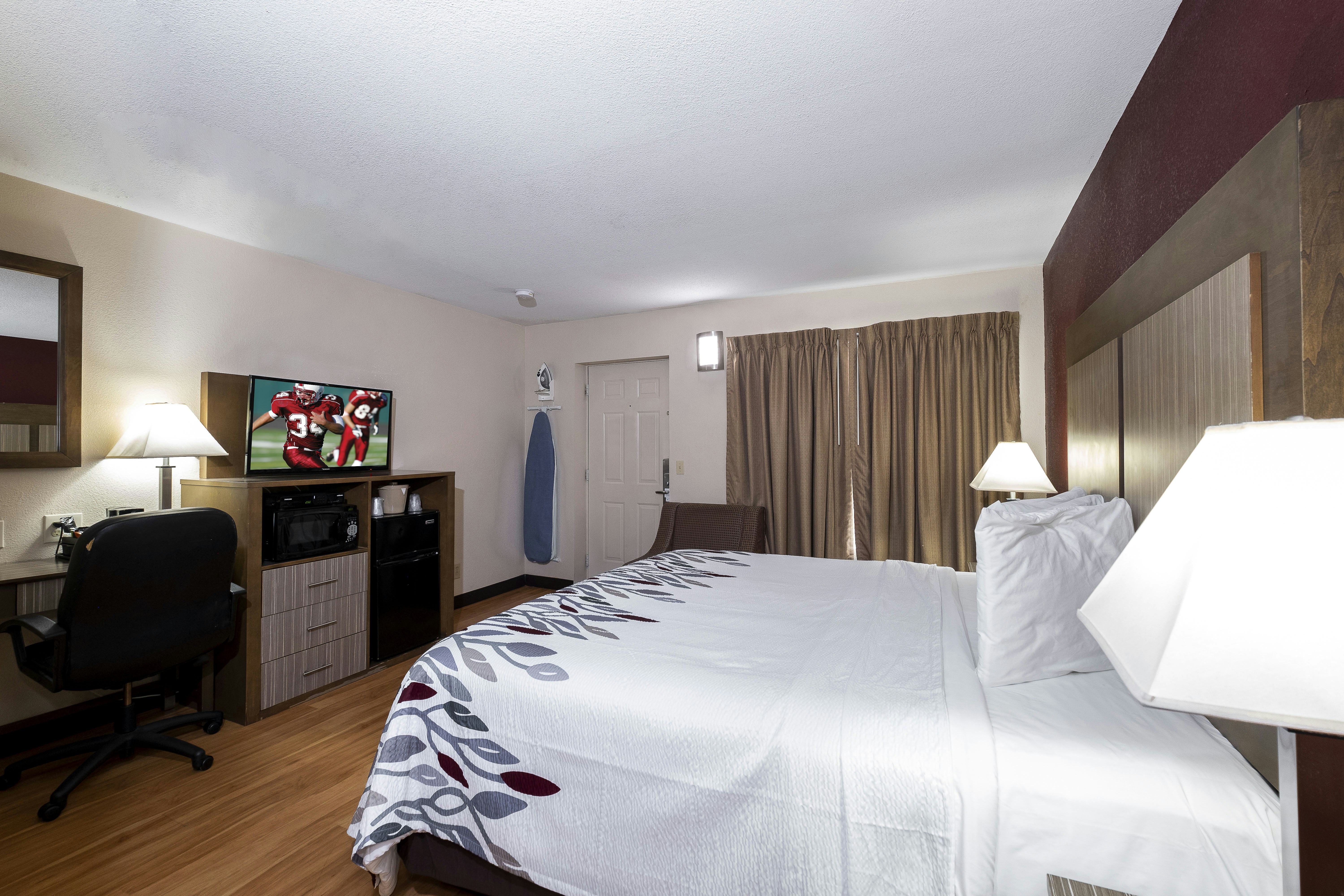 Superior, King Bed, Large, Red Roof Inn Neptune 10/10