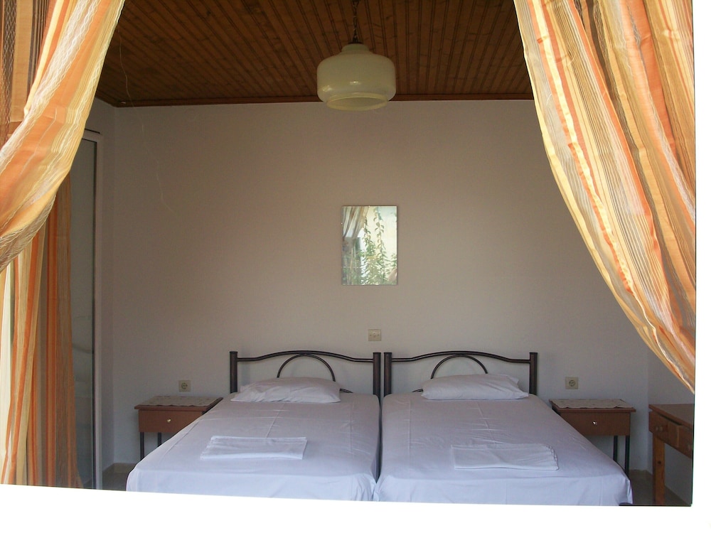 1 BEDROOM, STANDARD, TWIN BEDS, GARDEN VIEW, SMOKING