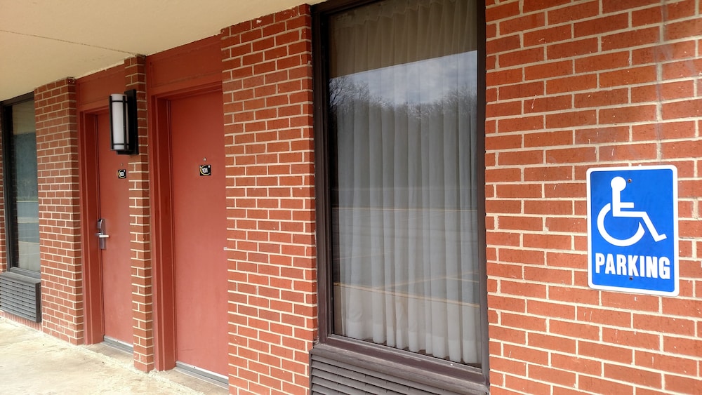 Super 8 by Wyndham Atoka 7/22