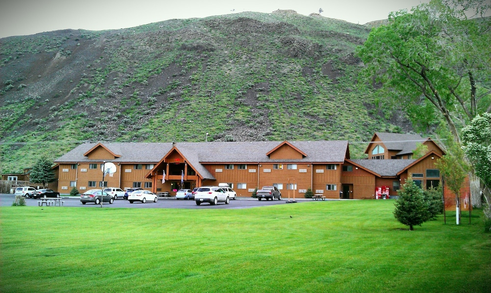 Yellowstone Village Inn and Suites 29/36