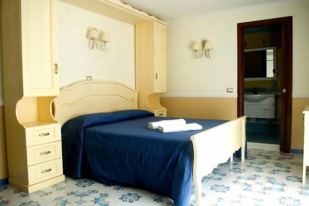 ROOM, TRIPLE, 1 QUEEN AND 1 SINGLE BED, CITY VIEW