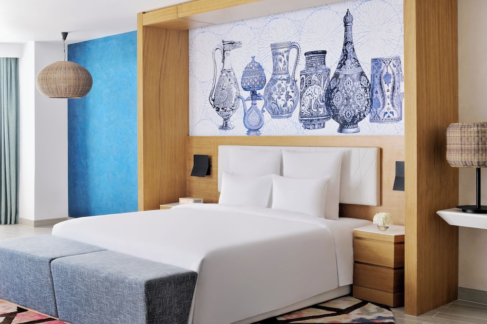 JUNIOR SUITE, KING BED, SOFA