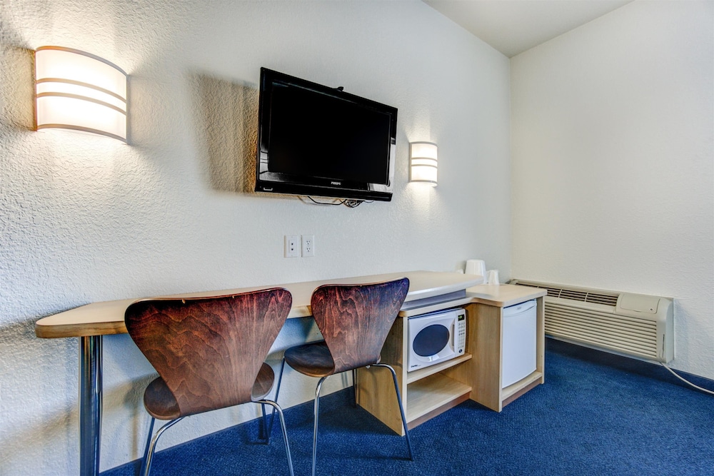 Motel6 Grande Prairie, AB 52/65
