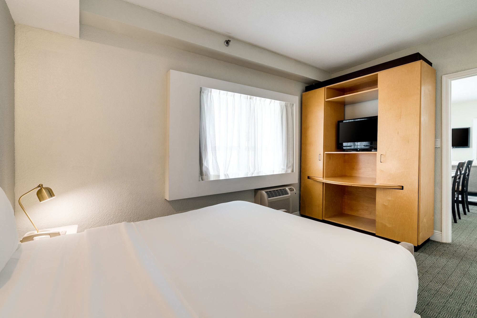 SUITE, QUEEN BED