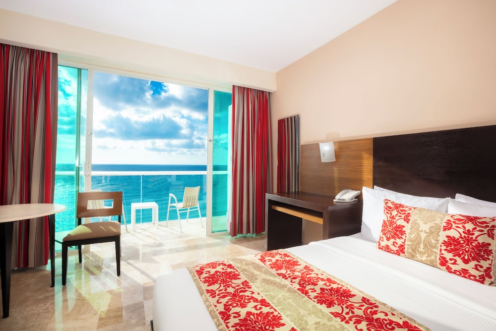 ROMANTIC, KING BED, OCEAN FRONT, BALCONY