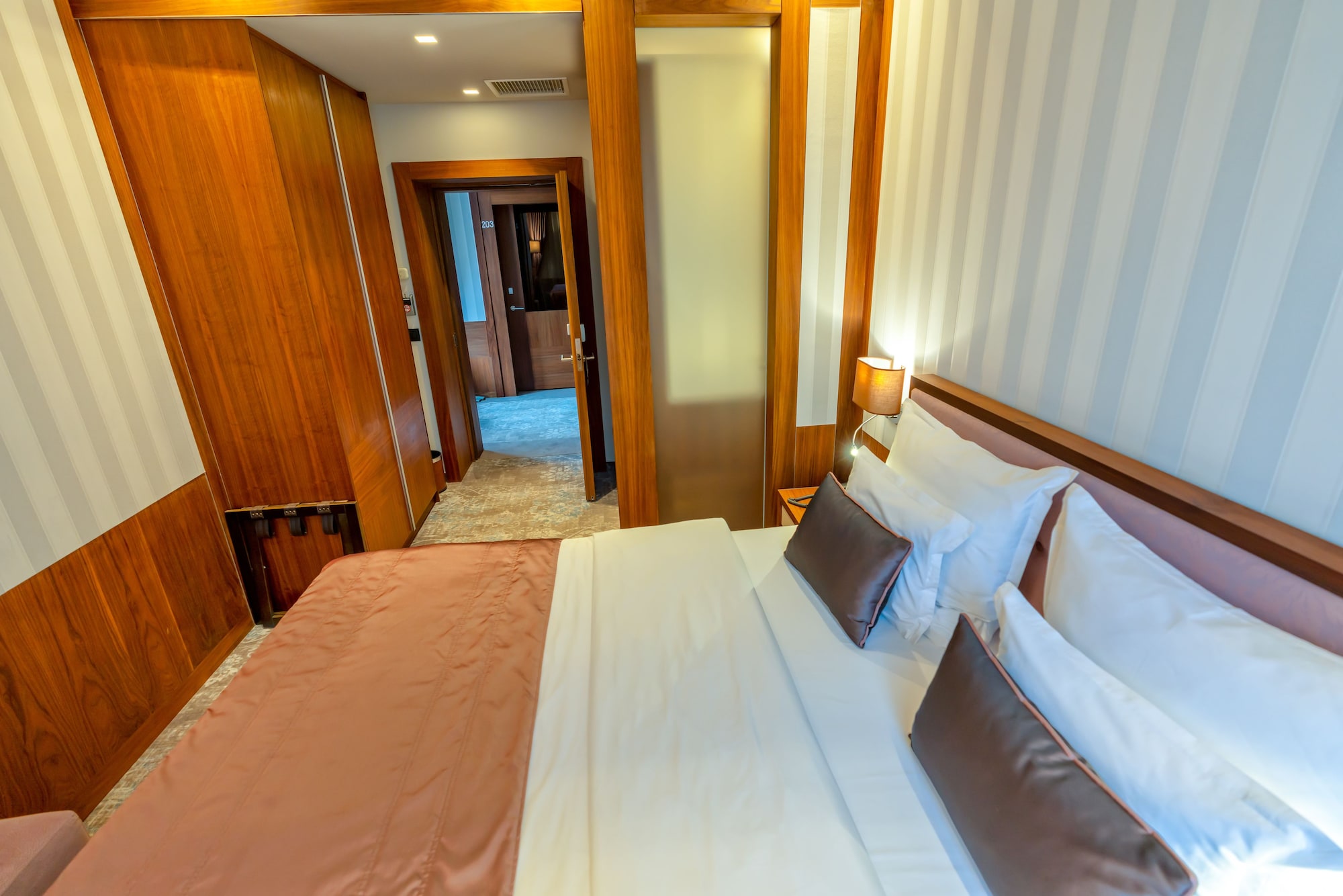 ECONOMY, QUEEN BED