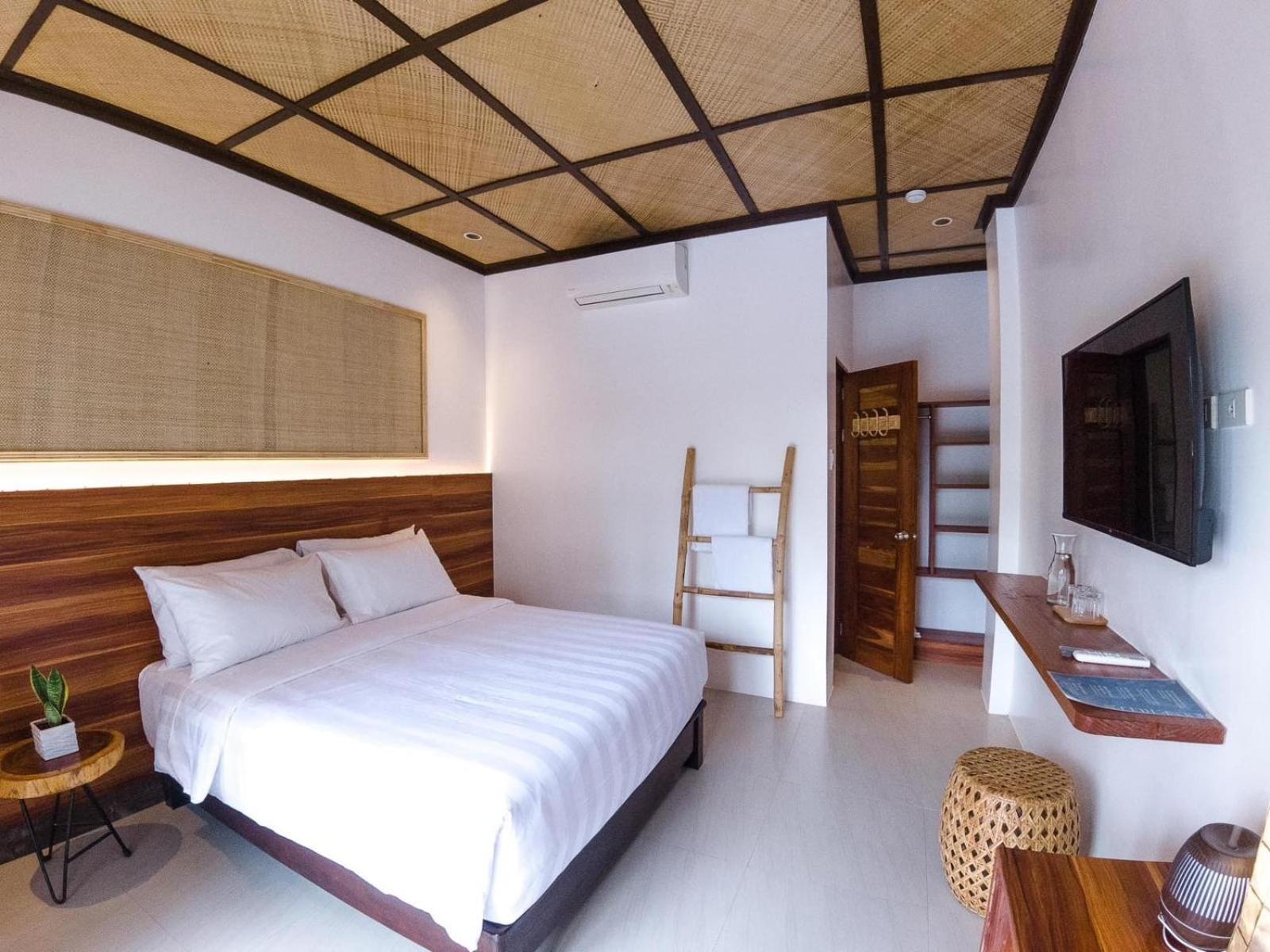 ROOM, DOUBLE OR TWIN BED