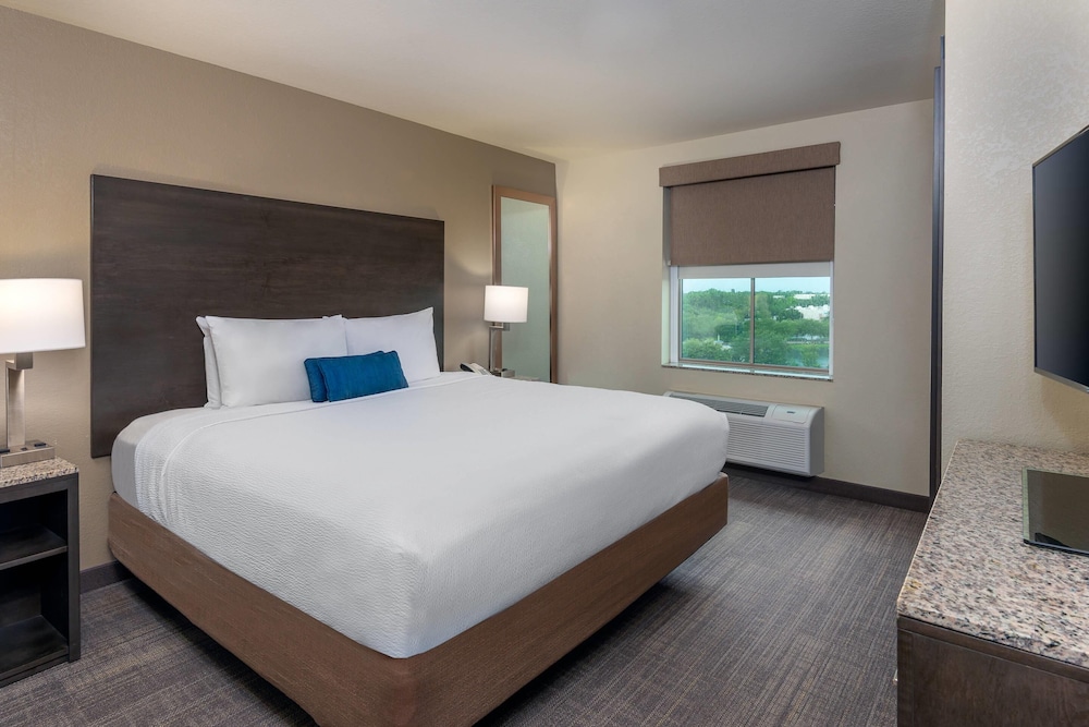 Efficiency, Suite, King Bed, Sofa