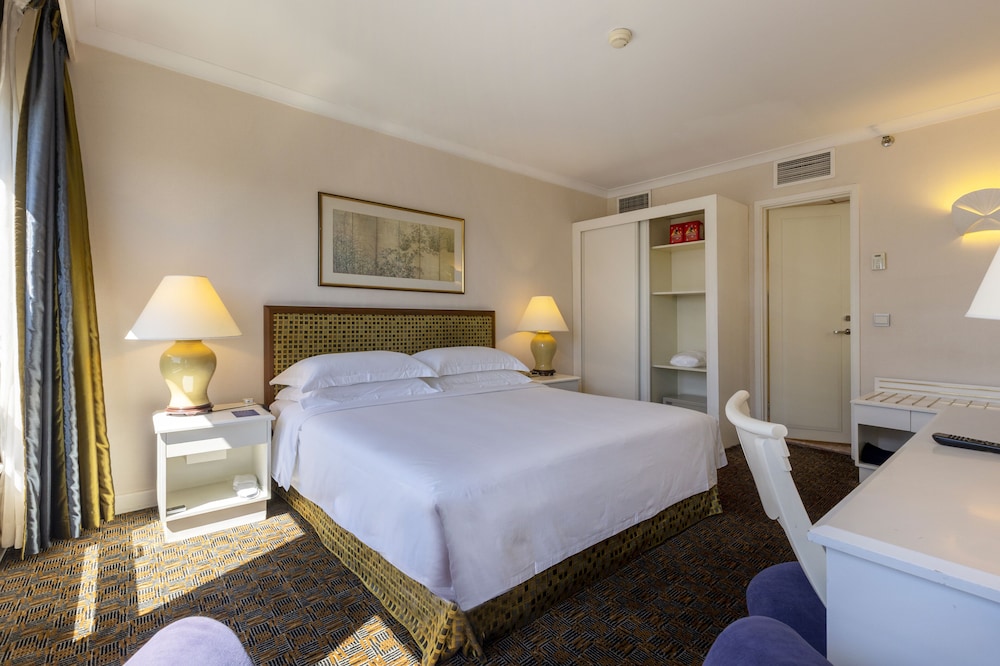 Business, Suite, Queen Bed