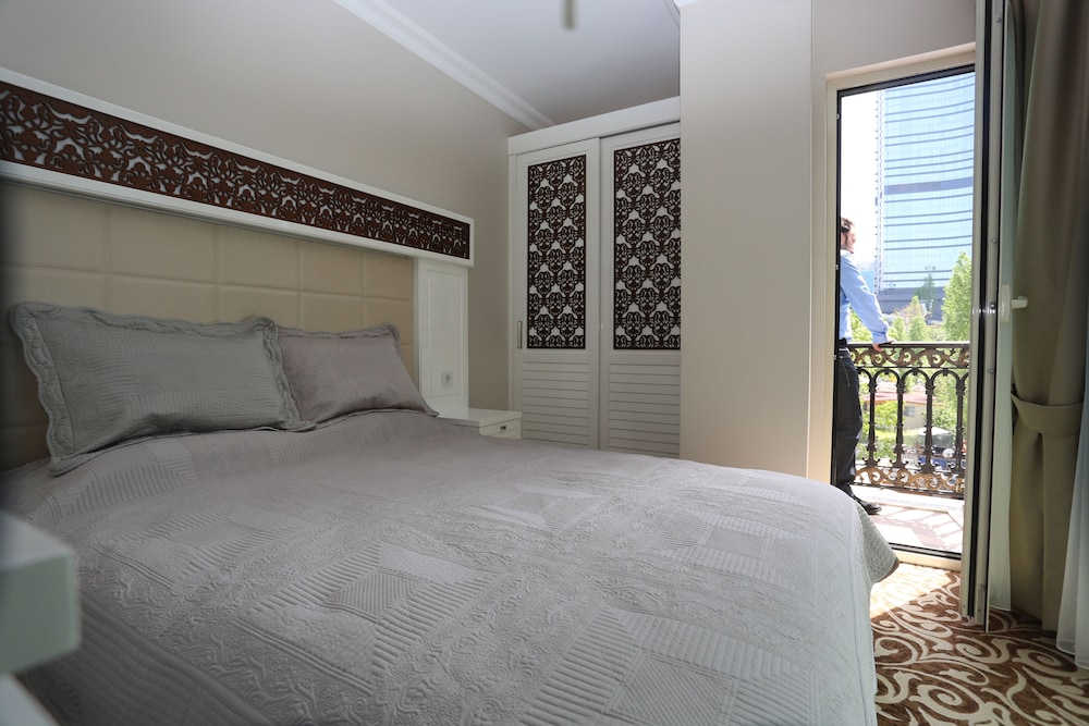 K SUITES HOTEL 18/58