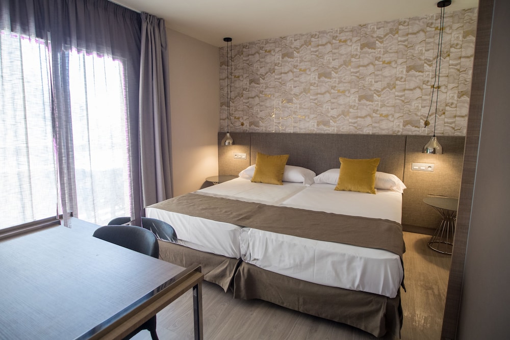 Ona Marbella Inn 6/40