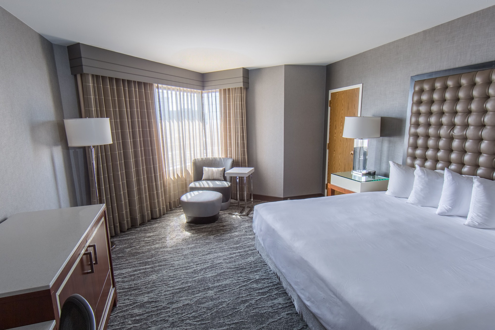 ROOM, KING BED, HIGH FLOOR
